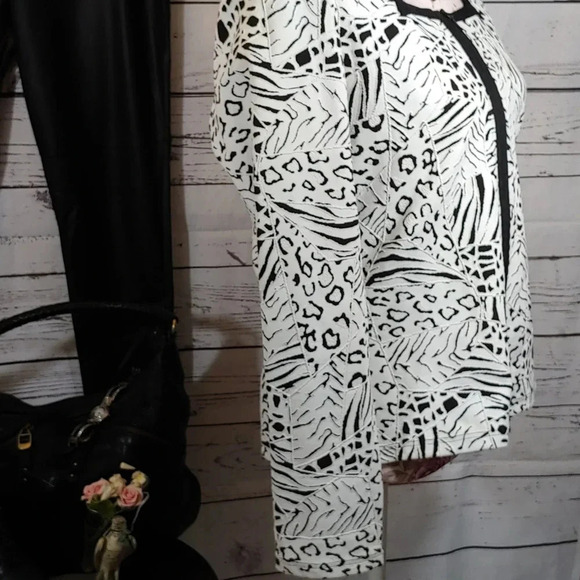 Women's pants and long sleeve top outfit - Picture 6 of 15
